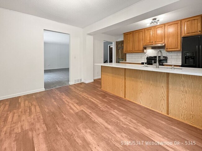 Building Photo - 5345/5347 Wedgewood Dr-5345