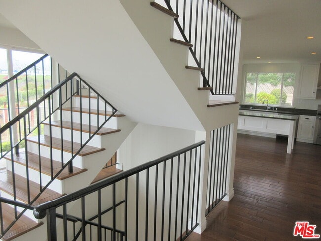 Building Photo - 7012 Birdview Ave