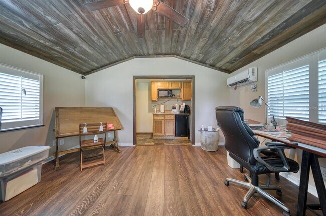 Building Photo - 1666 Robin Hood Ln