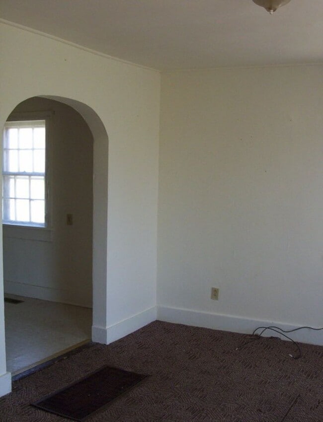 Building Photo - Cozy 2 bedroom house in middle of Springfi...