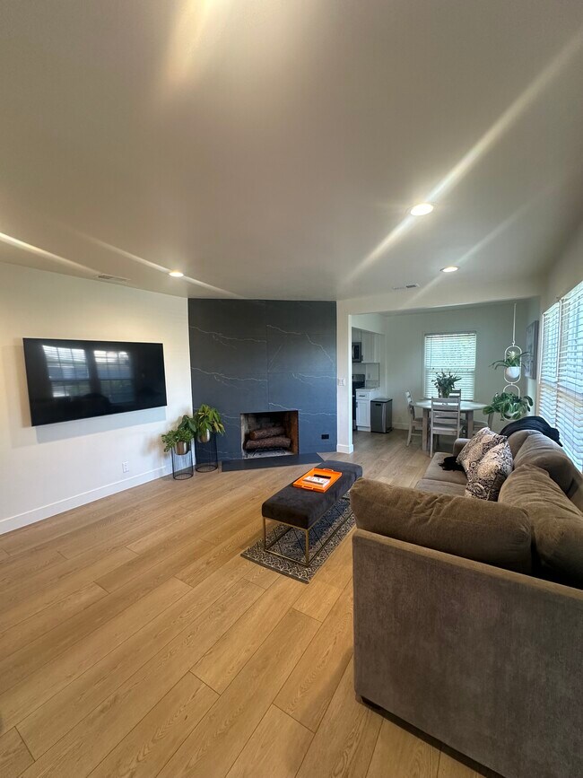 Building Photo - 2303 Amherst Ave