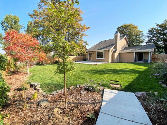 Building Photo - Wonderful 2 Bedroom and Loft on Large Lot and Backs to Open Space!