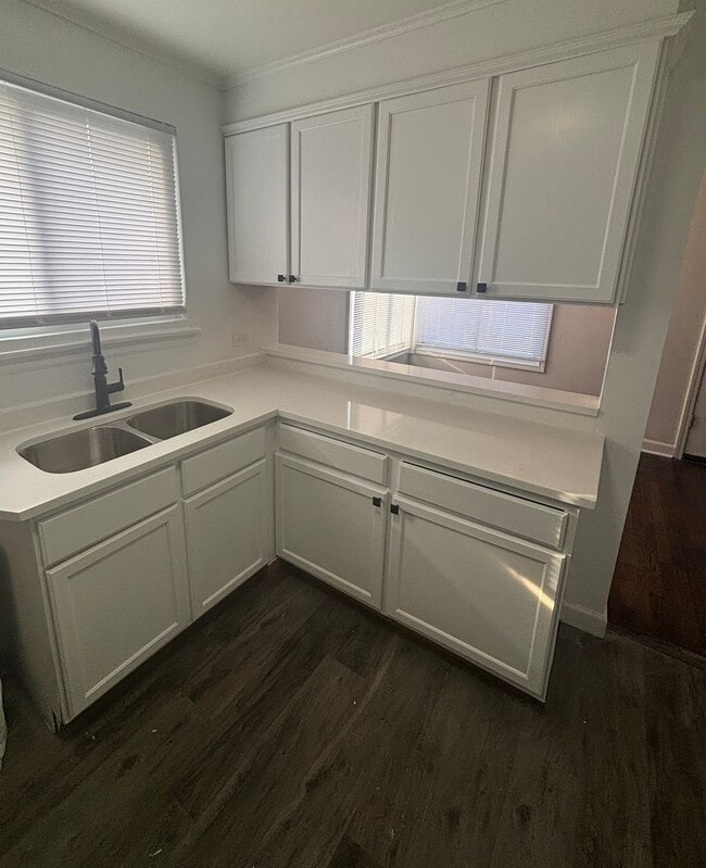 Building Photo - 14311 Woodlawn Ave