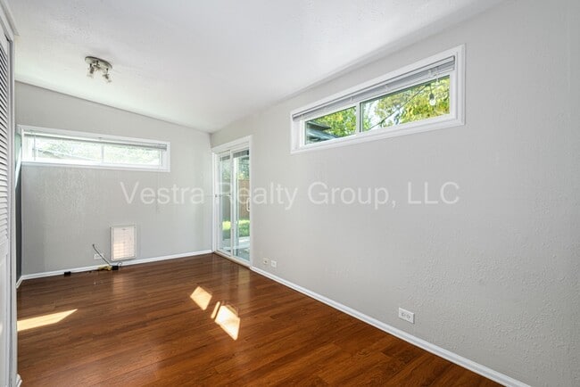 Building Photo - 2245 S King St