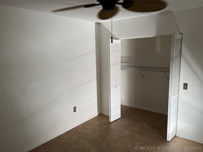 Building Photo - 913 Villa Cir