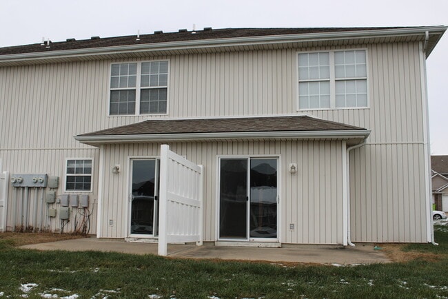 Building Photo - Beautiful 3 bedrooms and 2.5 baths with vanity in ALL ELECTRIC townhome in Blue Springs, MO