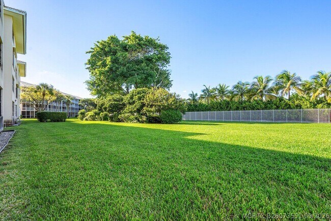 Building Photo - 6121 Balboa Cir