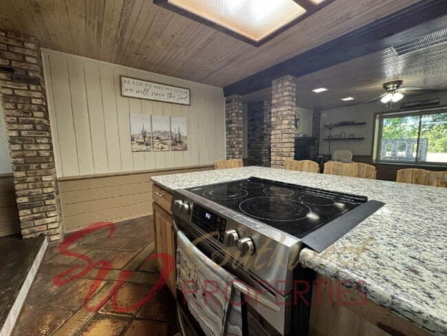 Building Photo - 2 bedroom 2 bath on a 12 acre paradise!