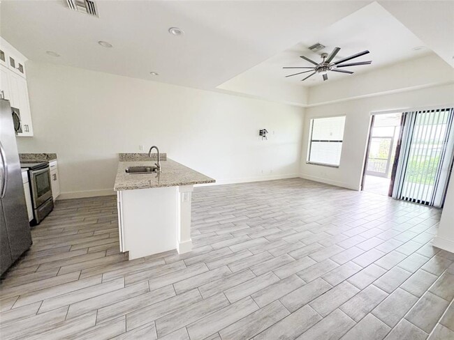 Building Photo - 2301 Magdalina Dr