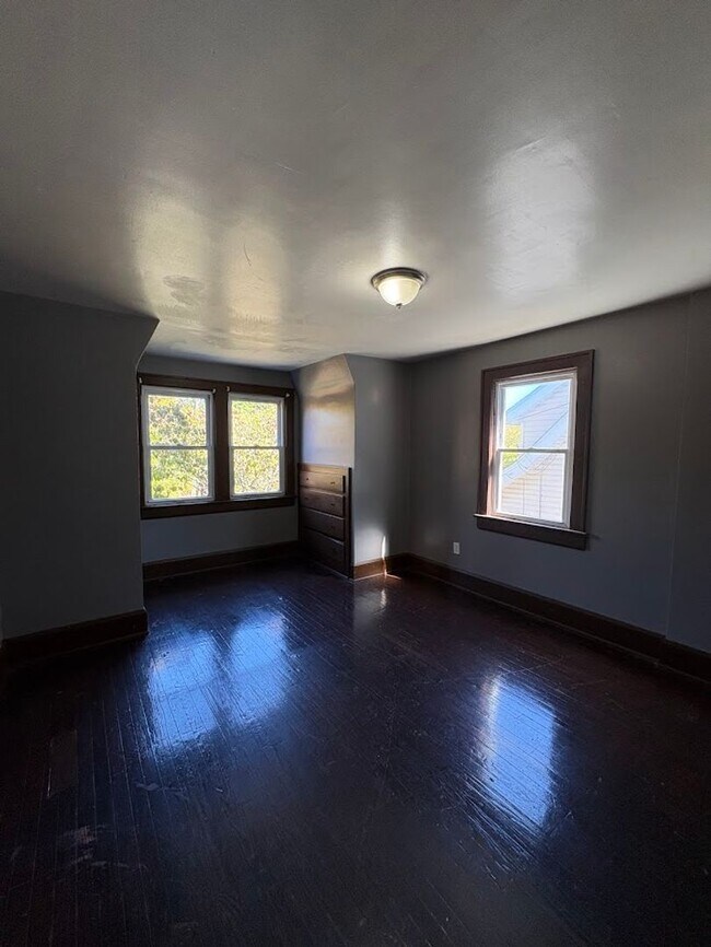 Building Photo - Three bedroom one bathroom home for rent