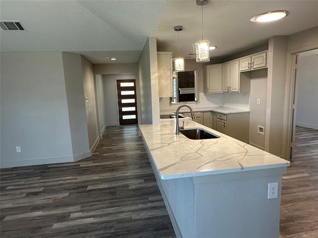 Building Photo - 1581 Glenmore Dr