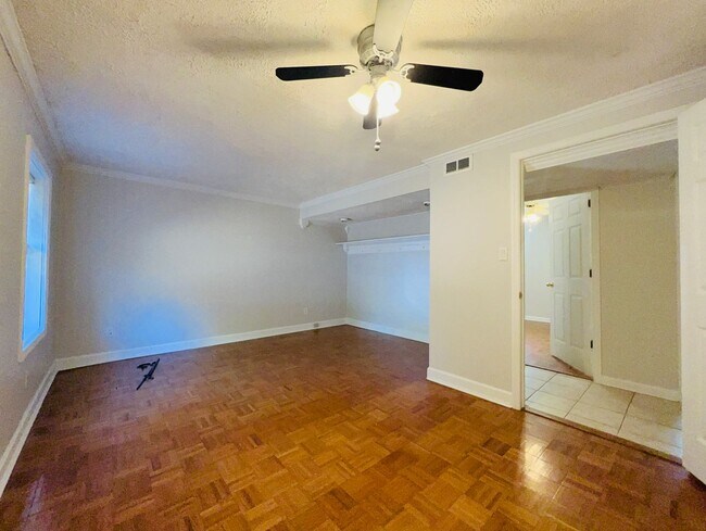 Building Photo - Spacious Home Near The Lake