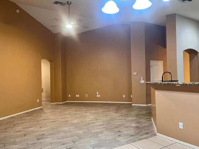 Building Photo - 3107 E Kingbird Pl