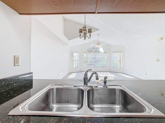 Building Photo - Pet Friendly 3 bedroom, 2 bathroom condo
