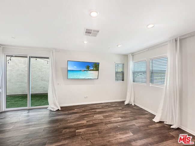 Building Photo - 27607 Sawtooth Ln