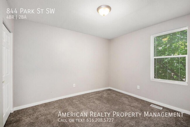 Building Photo - 844 Park St SW