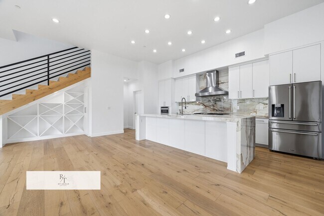 Building Photo - Luxury Modern Living with Stunning LA Skyline Views