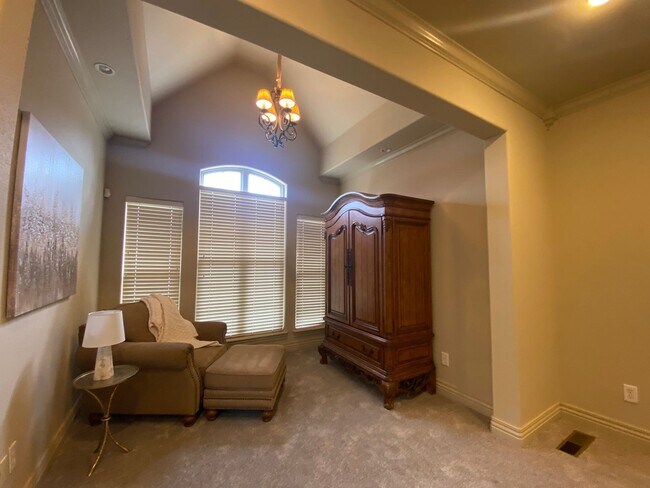 Building Photo - 3605 N Narcissus Ave