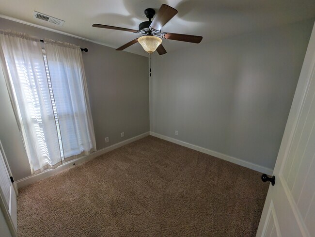 Building Photo - 903 Tanager Pl