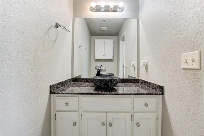 Building Photo - (3) Bed or (2)Bed + Bonus Room/(2.5) Bath in Moore Avail NOW! Pets Negotiable!