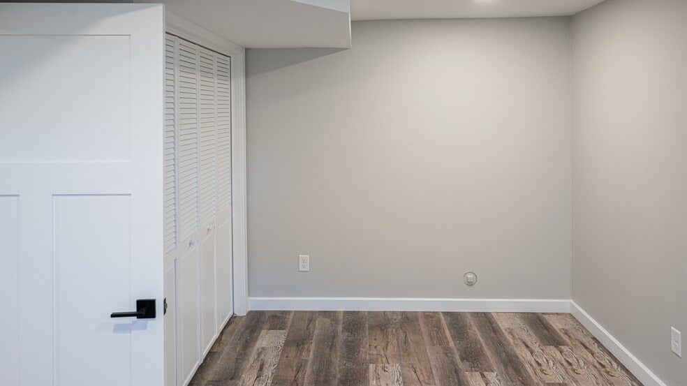 Building Photo - 3250 Midway Ave