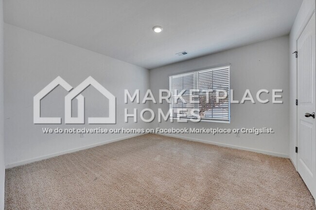 Building Photo - 1027 Park View Dr