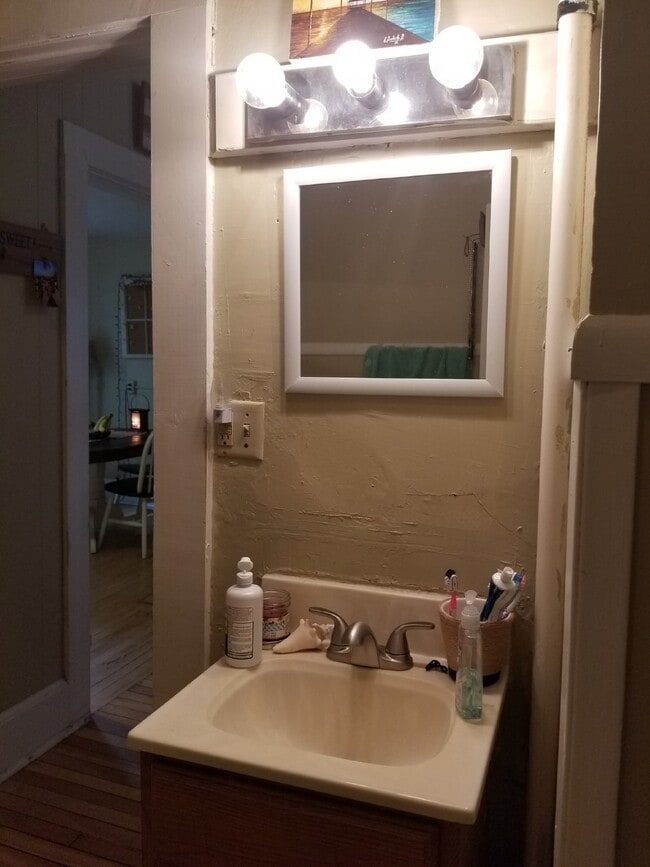 Building Photo - 4 Bed 1 Bath close to UWEC!