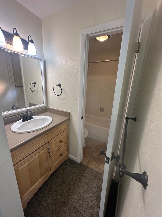 Building Photo - Yacht Club Condo - Great 3 Bedroom/2 Bath Unit w/Lake Access