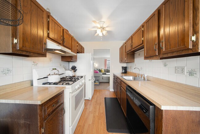 Building Photo - 83 Carriage Dr