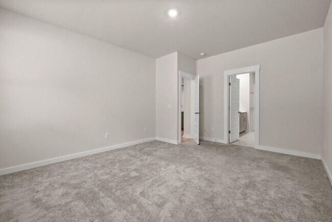Building Photo - Spacious, Modern Ranch in Rossview!