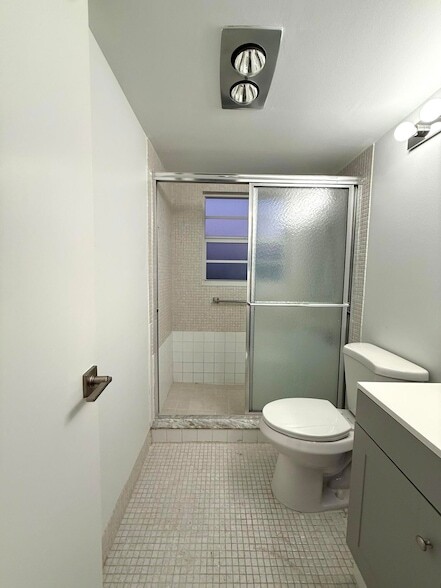 Building Photo - 68 Sussex E