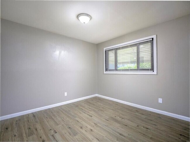 Building Photo - Welcome to 8264 Morganford!
