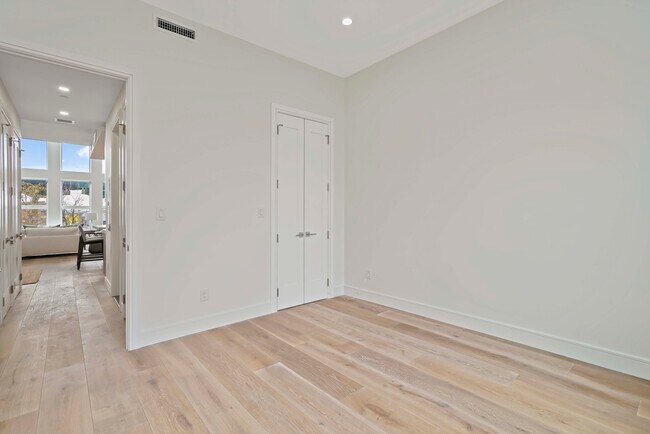 Building Photo - 45 Garnet St