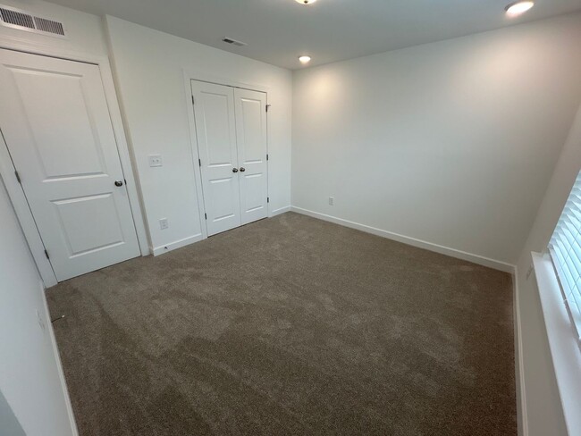 Building Photo - 6 Bedroom | 4 Bathroom New Construction Ga...