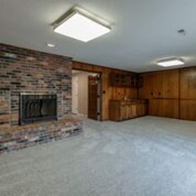 Building Photo - 1510 Woodrail Ave
