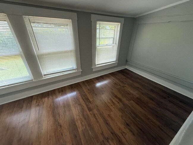 Building Photo - 2078 Walker Ave