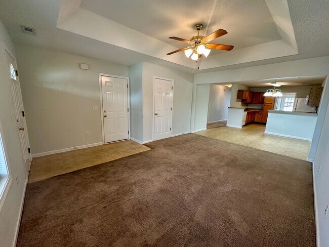 Building Photo - Conveniently Located Duplex!