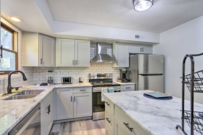 Building Photo - 6834 Woodmeadow Dr