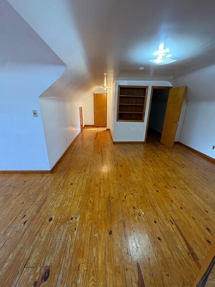 Building Photo - 1420 Villa Dr