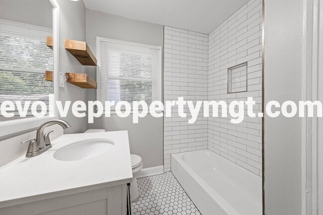Building Photo - Charming Newly Renovated Home in East Memp...