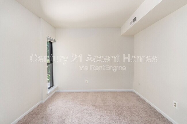 Building Photo - 5805 Royal Ridge Dr