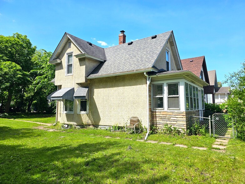 Building Photo - 1388 7th St E