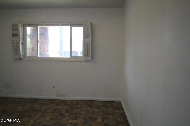 Building Photo - 317 Thunderbird Dr