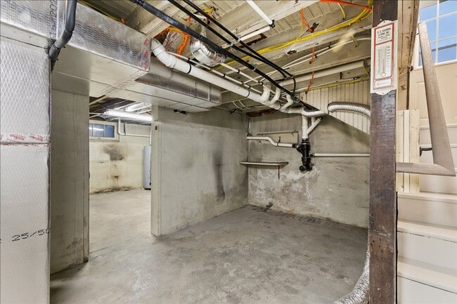 Building Photo - 584 W Main St