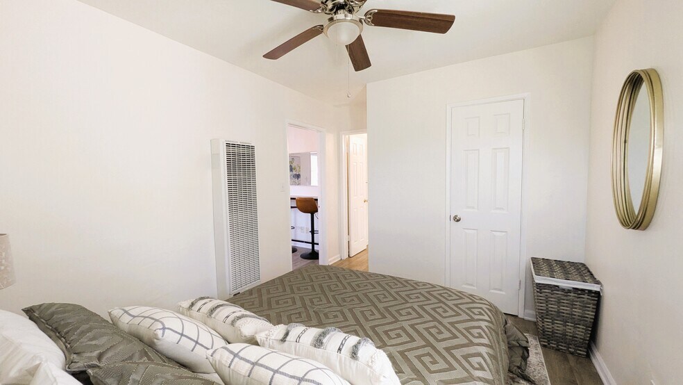Bedroom w full closet, bright, heater, fan - 4379 Maryland St