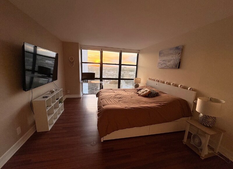 Building Photo - 1000 Parkview Dr