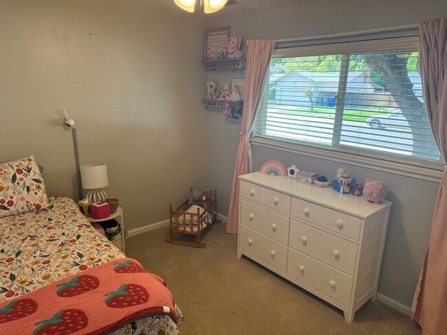 Building Photo - Gorgeous Updated 3 Bedroom in the heart of...