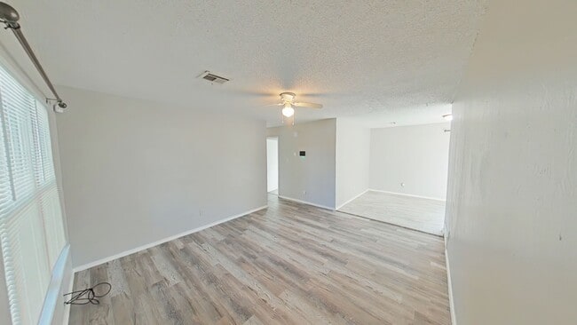 Building Photo - 324 NW Compass Dr