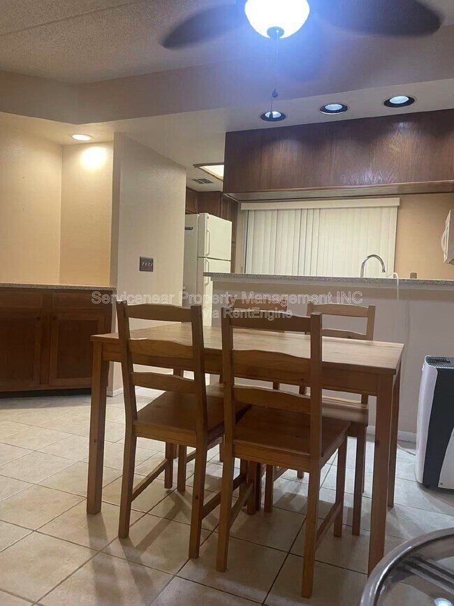 Building Photo - 217 Woodlake Wynde