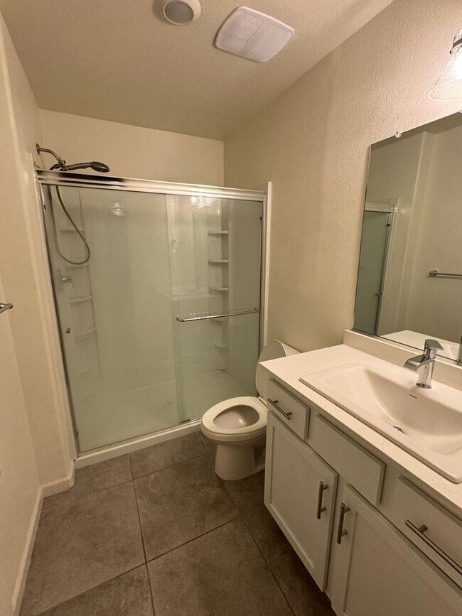 Building Photo - Perfect 5 bedroom, 3.5 bath home with atta...